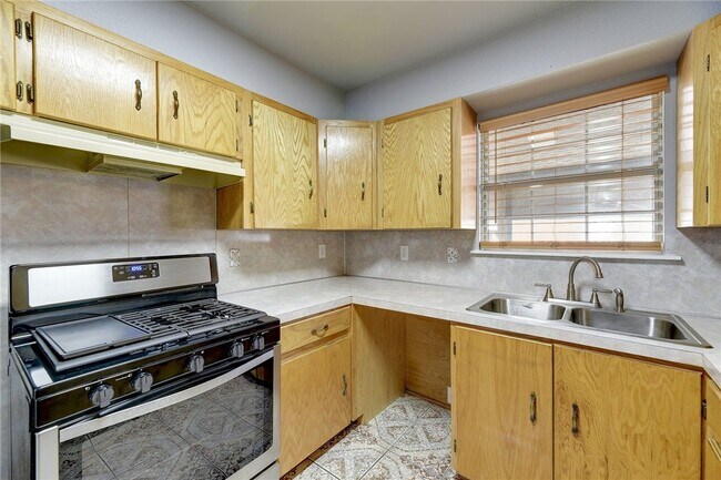 Building Photo - 6402 Santos St