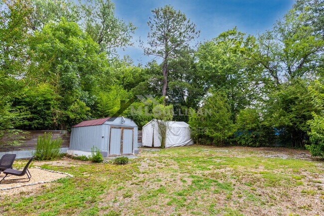 Building Photo - 2414 Farthing St