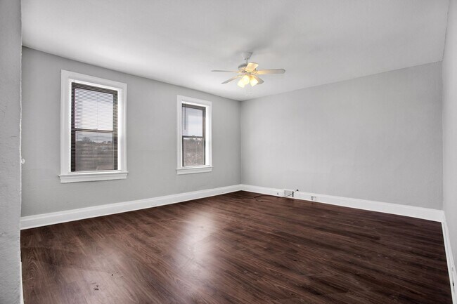 Building Photo - Updated 3 Bedroom 1 Bath with Off Street P...