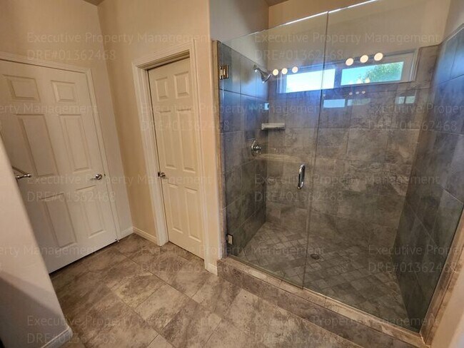 Building Photo - 3 bedroom/ 2 bathroom home located in a cu...