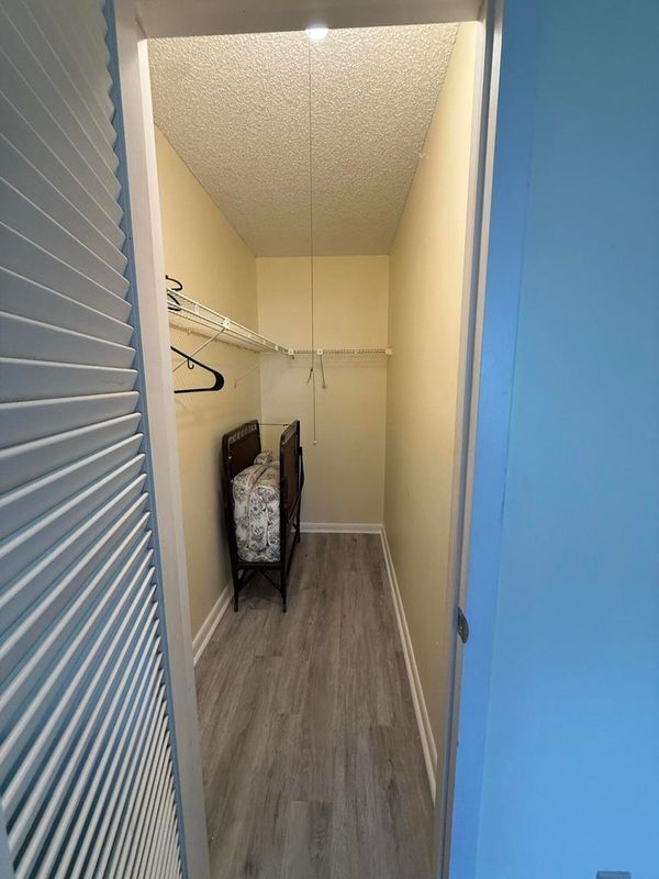 Building Photo - 389 Fanshaw J
