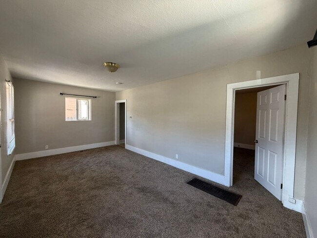Building Photo - 404 E Kiowa St