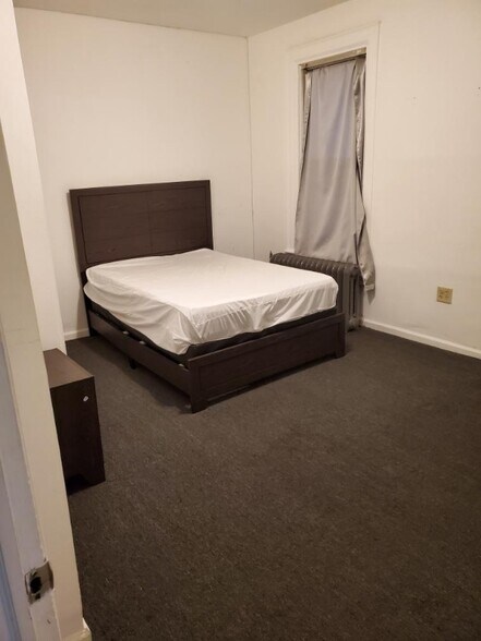 Building Photo - 636 E 230th St