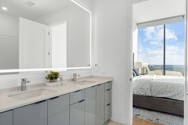 Building Photo - Premier Penthouse Suite at Seven 88 West Midtown-