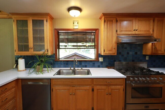 Building Photo - Spacious Custom Home, Most Utilities Included!