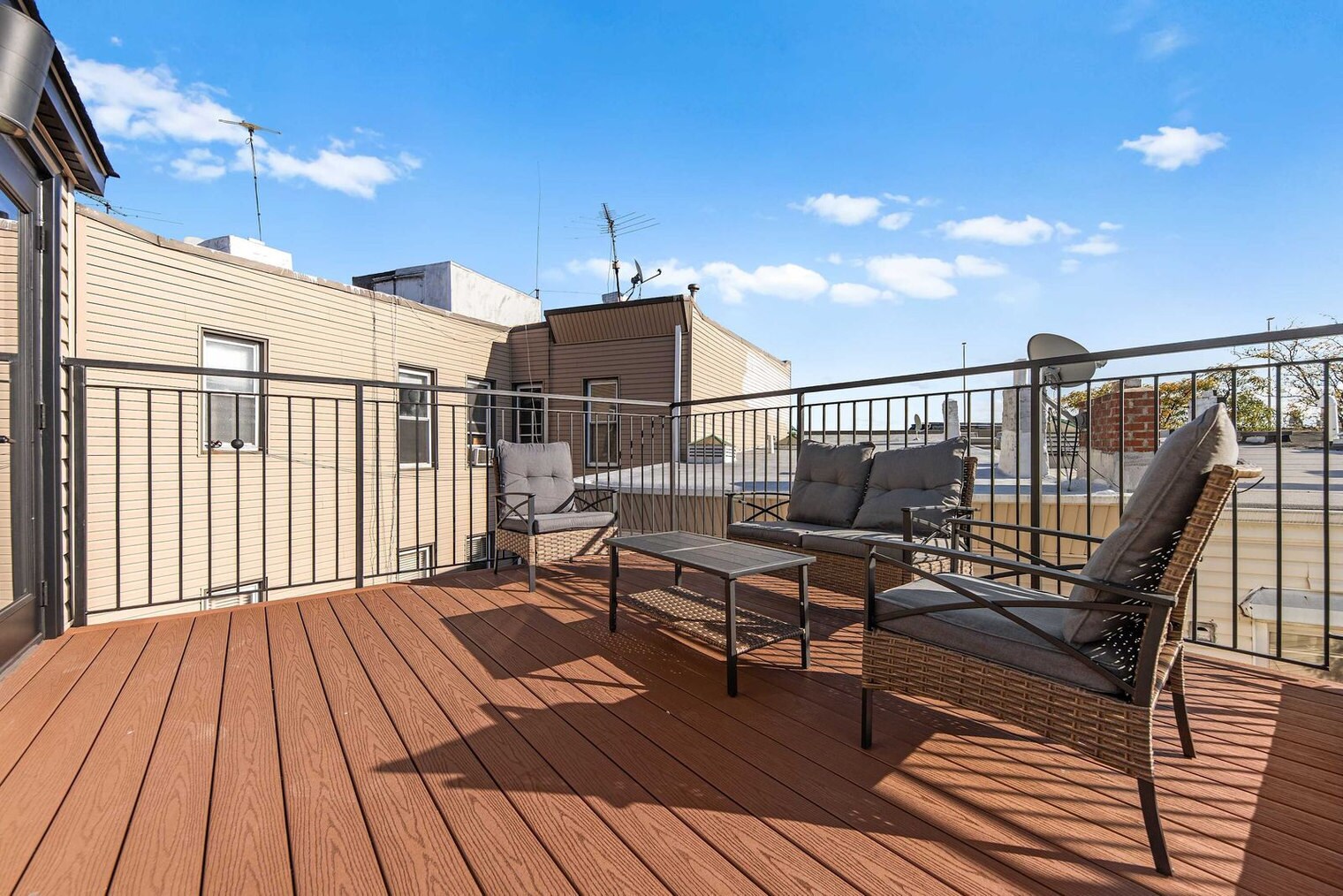 Building Photo - 10 Hausman St