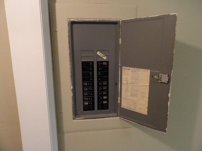 Building Photo - 244 Meadowview Dr