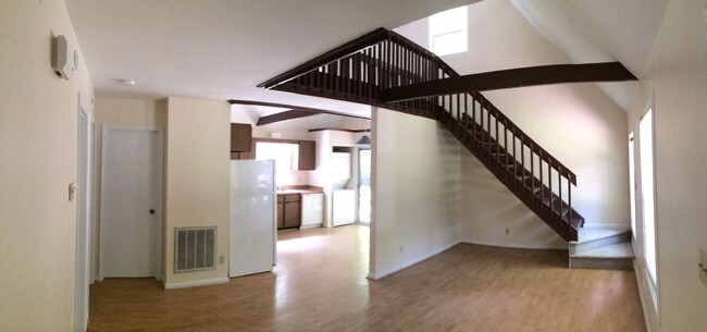 Building Photo - Charming 2 BR Home!