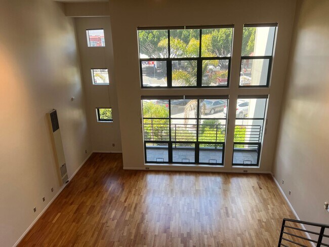 Building Photo - SPACIOUS 1-Bedroom 1.5 bath Live/Work loft...