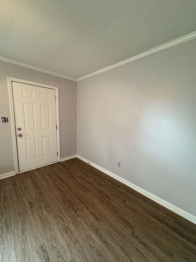 Building Photo - 2 bedroom 1 Bath Apartment