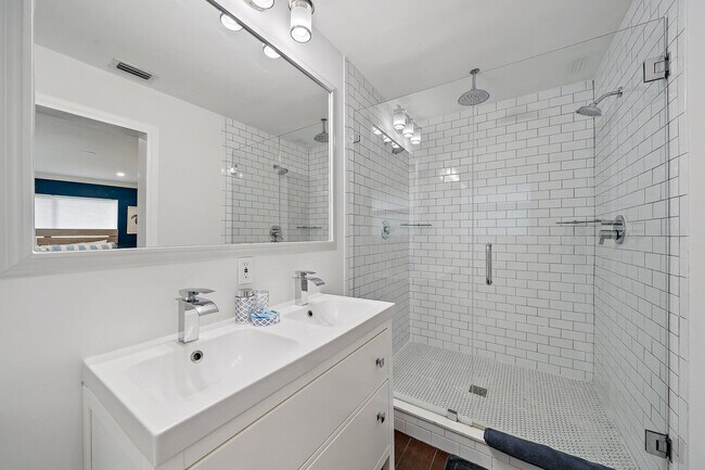 Building Photo - 722 SW 25th Pl