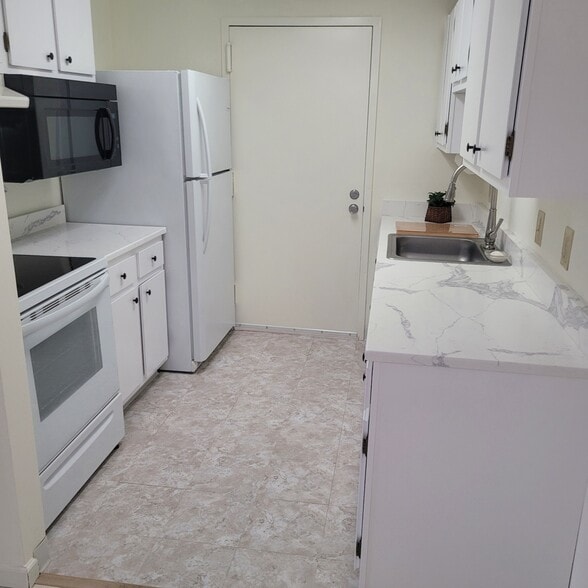Kitchen Appliances 2 - 48 Silver Hill Ln