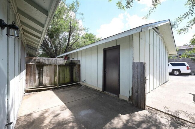 Building Photo - 319 W William Cannon Dr