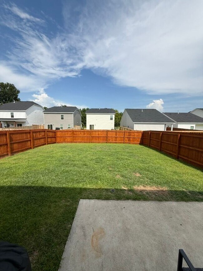 Building Photo - 413 Middlebury Ln