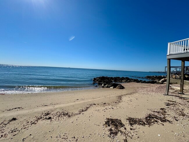 Building Photo - 39 Circle Beach Rd