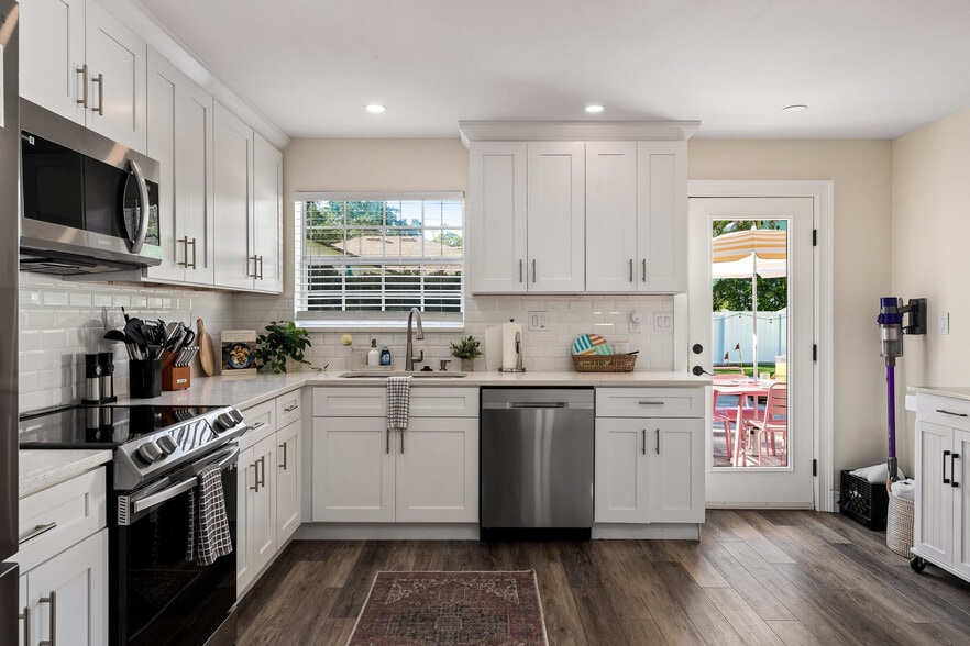 Building Photo - 12833 Poinsettia Ave