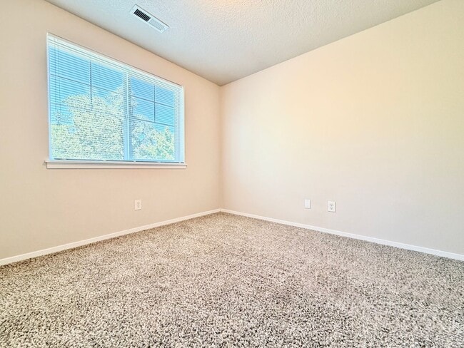 Building Photo - R0476
