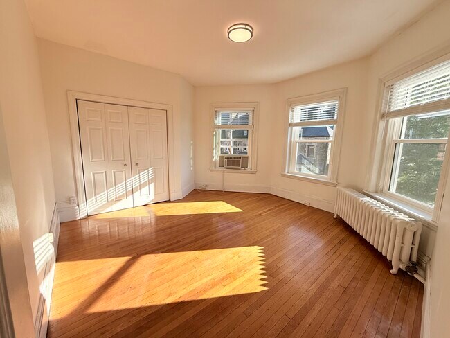 Building Photo - 369 Tappan St