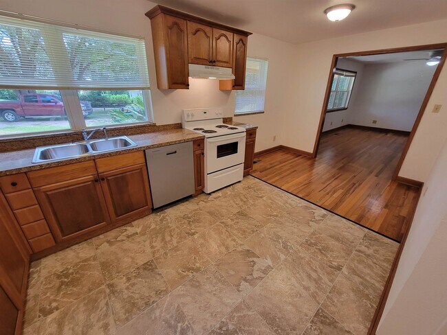 Building Photo - 1526 Highland Dr