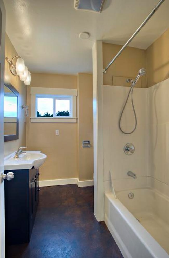 Building Photo - Bright & Charming 3bed/1bath Upper Duplex ...