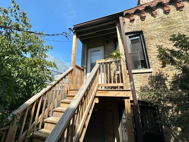 Building Photo - 1049 N Marshfield Ave