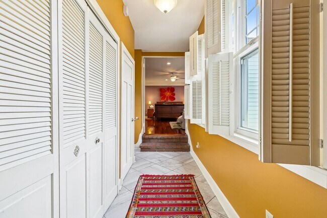 Building Photo - Gorgeous 3BD/3BA with Courtyard