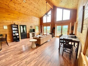Building Photo - 4 Bedroom Home in Hinesburg Available July...