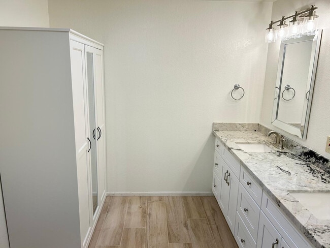 Building Photo - 2601 E Cinnabar Ave