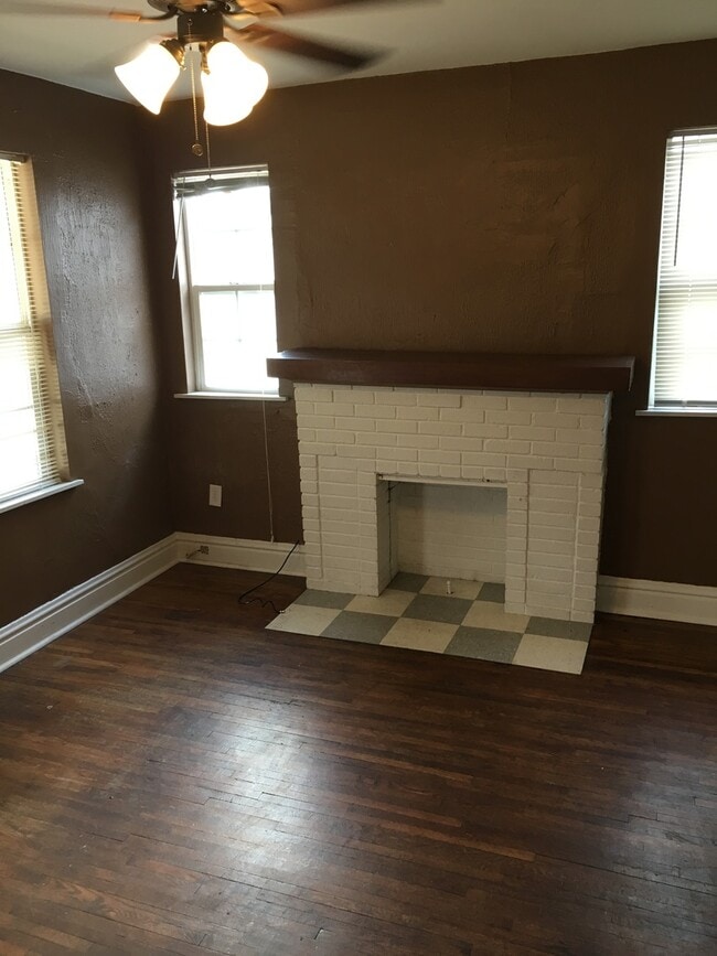 Building Photo - 2 Bedroom 1 Bath House Sycamore St  $750 No Pets  Call (304) 521-2567