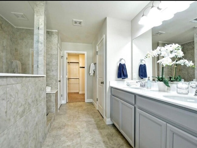 Building Photo - 13911 Osmarea Dr