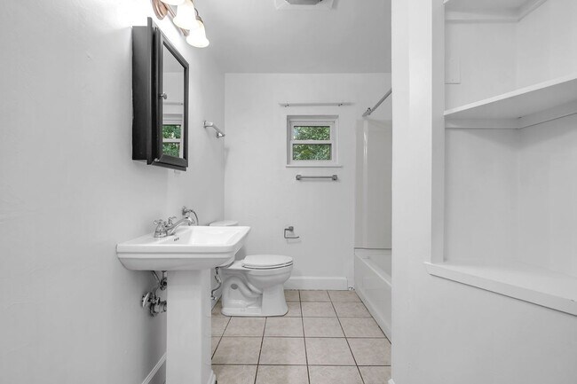 Building Photo - 2208 Escambia Dr