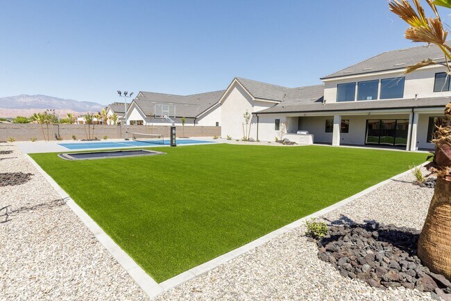 Building Photo - BRAND NEW Gorgeous 6 bed 7 bath with Pool ...
