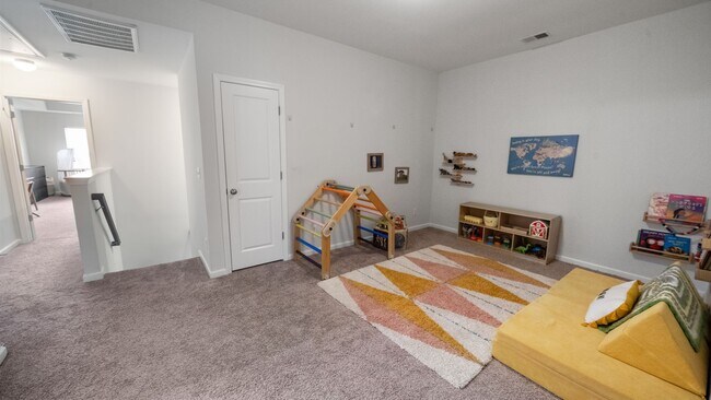 Building Photo - Stylish 3 Bedroom Townhome in The Commons – Richmond Hill Living at Its Finest