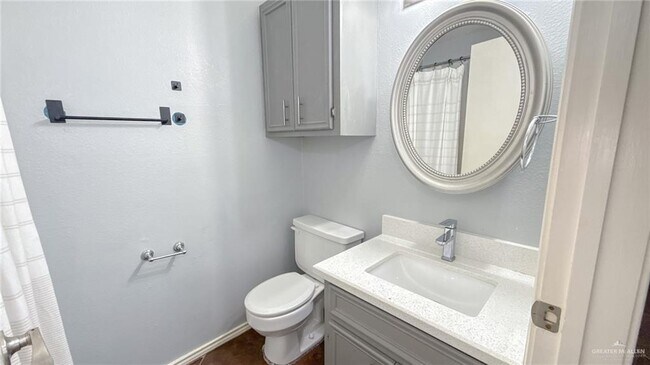 Building Photo - 16 Evergreen Ave