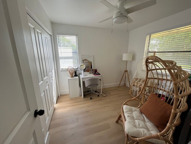 Building Photo - 2 Bedroom Condo in Winding Lake - Sunrise ...