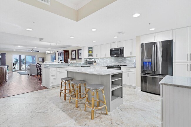 Building Photo - 33 Comares Ave