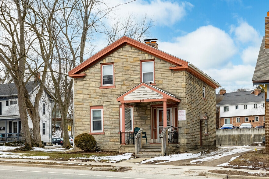 Building Photo - 802 S Main St