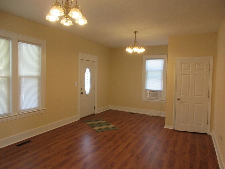 Building Photo - 702 28th St