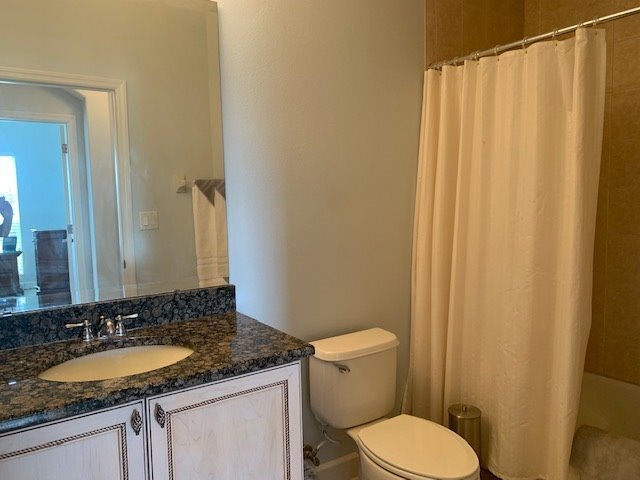 Building Photo - Luxury Top Floor Condo