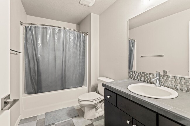 Building Photo - Available 4BR/4BATH Modern Home near Ash C...