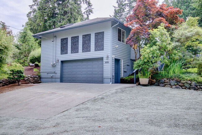 Building Photo - Lovely Clinton Home with Great Light and Pet Friendly!