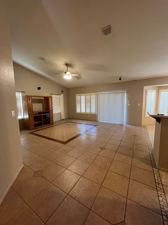 Building Photo - 3 BEDROOM HOME IN FALLS RANCH!