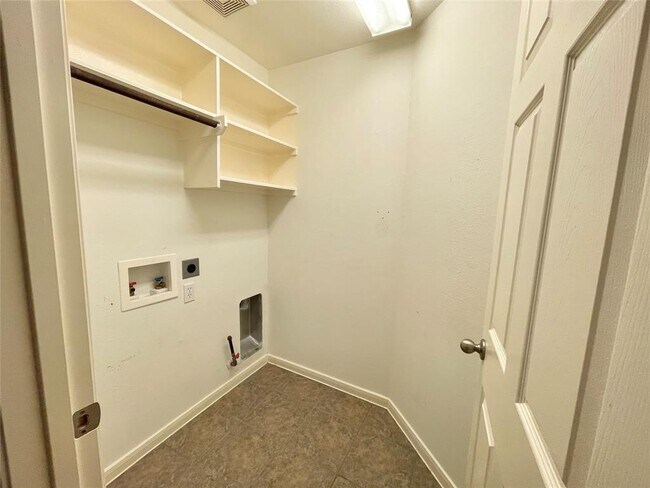 Building Photo - 6014 Conroy Pointe Ln