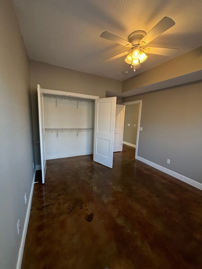 Building Photo - 1316 E Blaine St