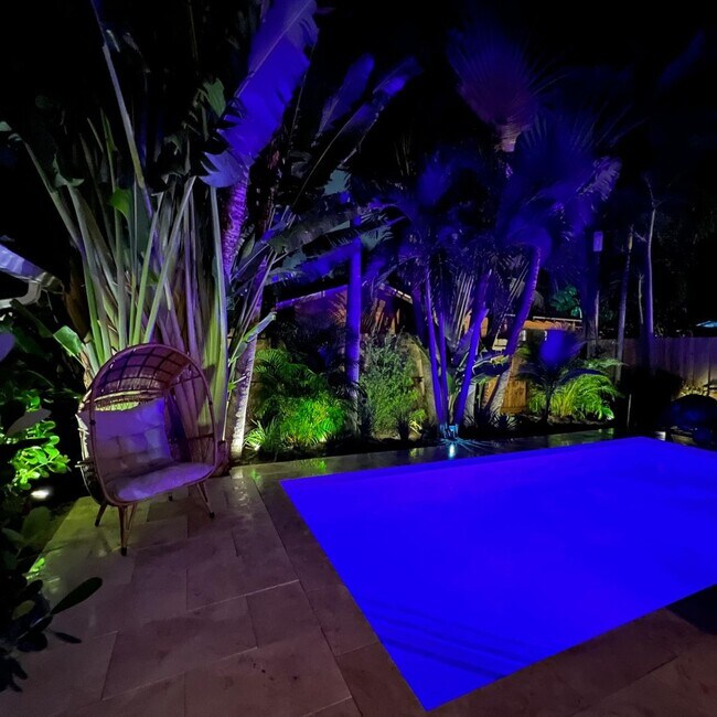Building Photo - Stunning FULLY FURNISHED 3/2.5 entire hous...