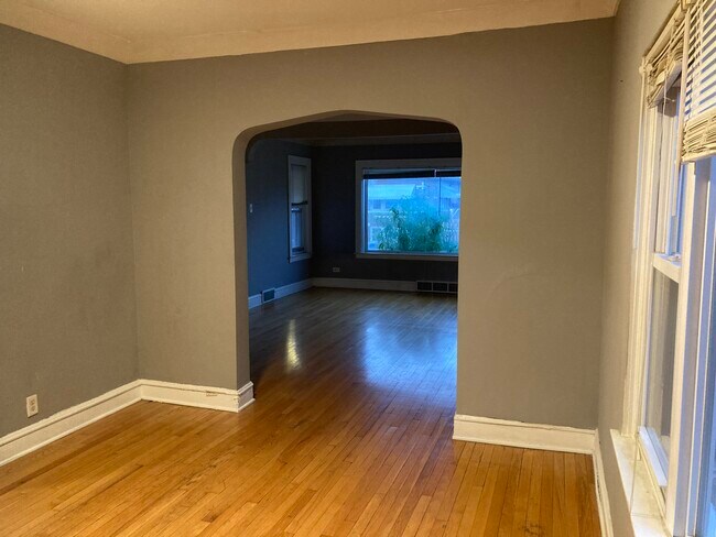 Building Photo - 1620 East Ave