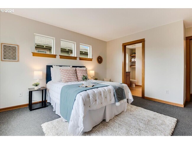 Building Photo - Charming 3-Bed, 2.5-Bath Townhome with Private Patio, Open Floor Plan, and Prime King Neighborhoo...