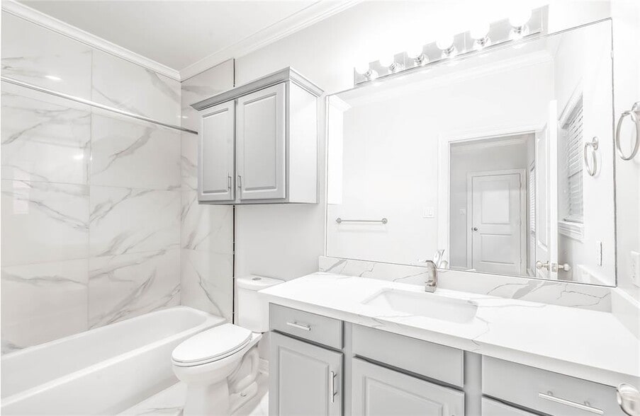 En Suite Guest Bath - 643 Hartman St