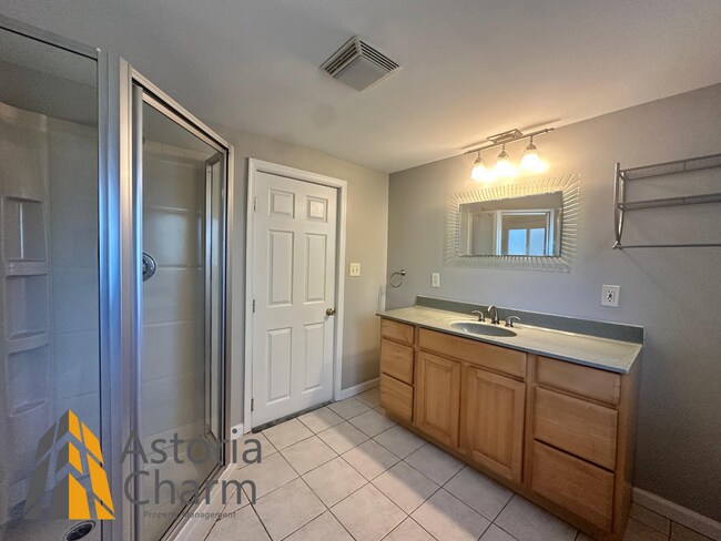 Building Photo - 3 Bedroom Home with Den, Patio/Deck Space, and Fresh Updates