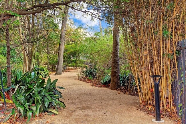 Building Photo - 121 N Post Oak Ln